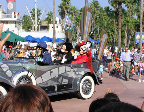 Mickey & Minnie in the afternoon parade at Disney Studios