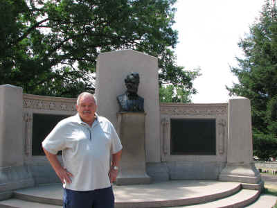 A memorial to Abraham Lincold near the site of the Gettysburg Address