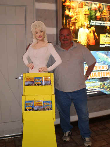 Gary made a new friend at the Tennessee Welcome Centre