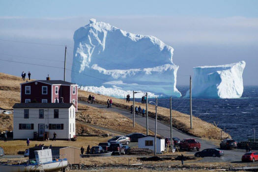 Iceberg tourists flock to Newfoundland town - BBC News